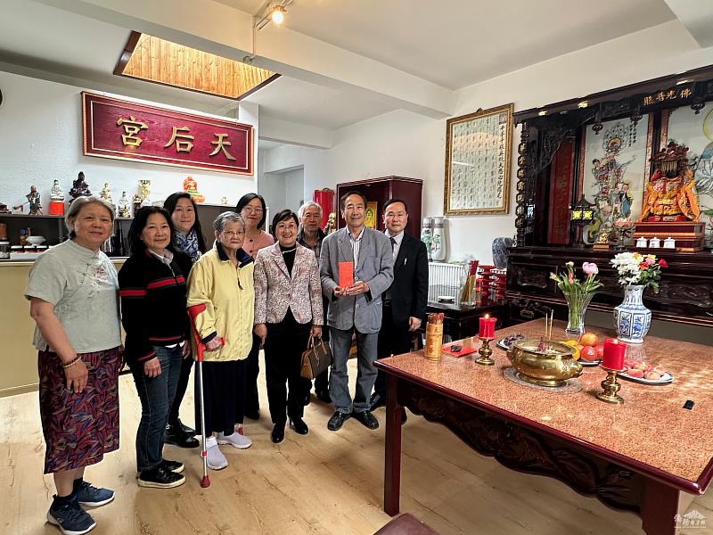 委員長徐佳青(第1排右3)在組長林宏穎(第1排右1)陪同下，至法蘭克福印支華裔聯誼會及天后宮拜會，會長王錩文(第1排右2)率會員到場迎接