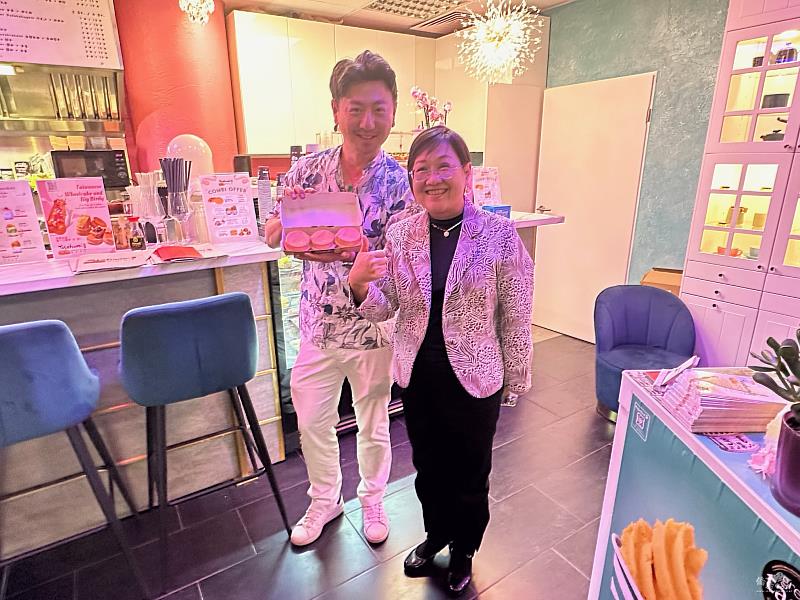 委員長徐佳青(右) 前往僑務顧問李孝文 (左)所經營的餐廳及甜點店參訪