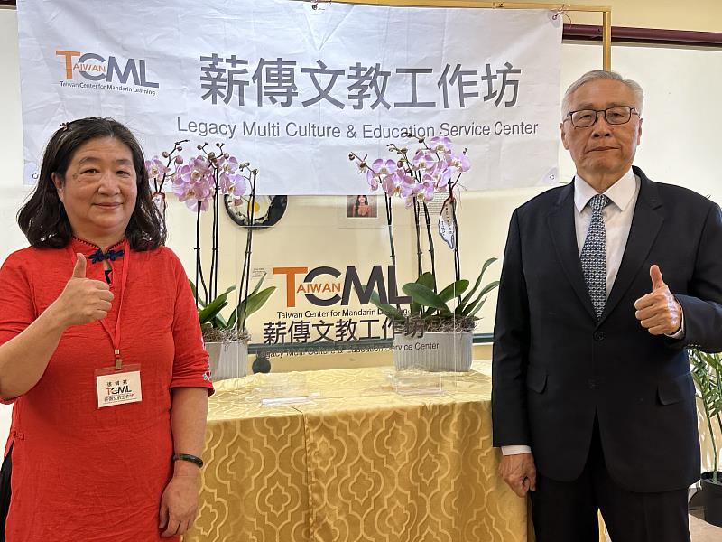 薪傳文教工作坊TCML負責人張娟熹(左)與僑委會副委員長張良民(右)合影