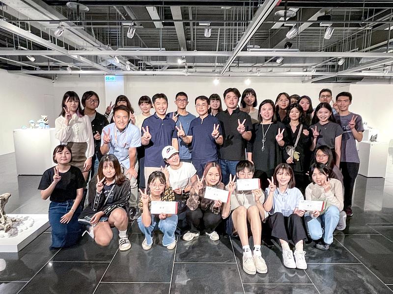 2023《奇獸飼養學》開幕茶會全體參展者合照,參展學生齊聚一堂,在作品環繞中留下珍貴合影,展現新生代陶藝創作者的自信與活力。