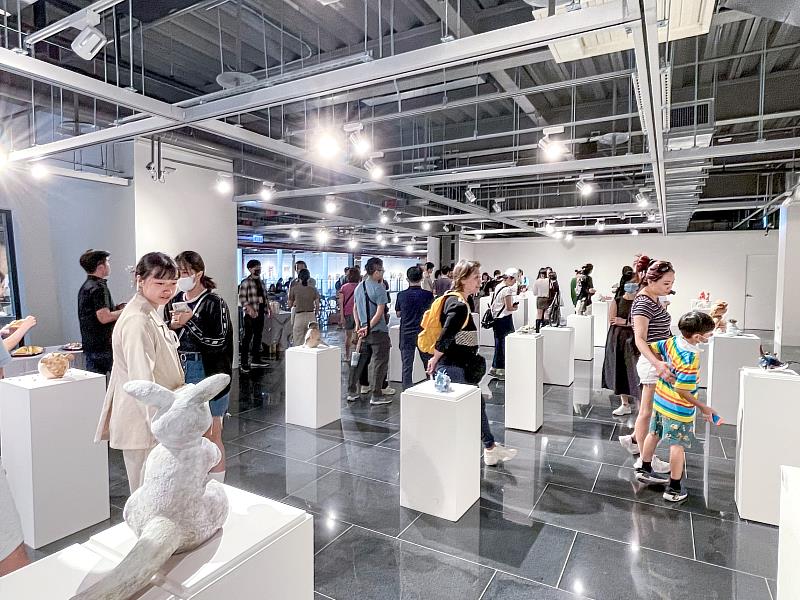2023《奇獸飼養學》展場紀錄,觀展人潮絡繹不絕,現場充滿驚喜與討論聲,奇獸們以各自獨特的姿態吸引眾人目光。