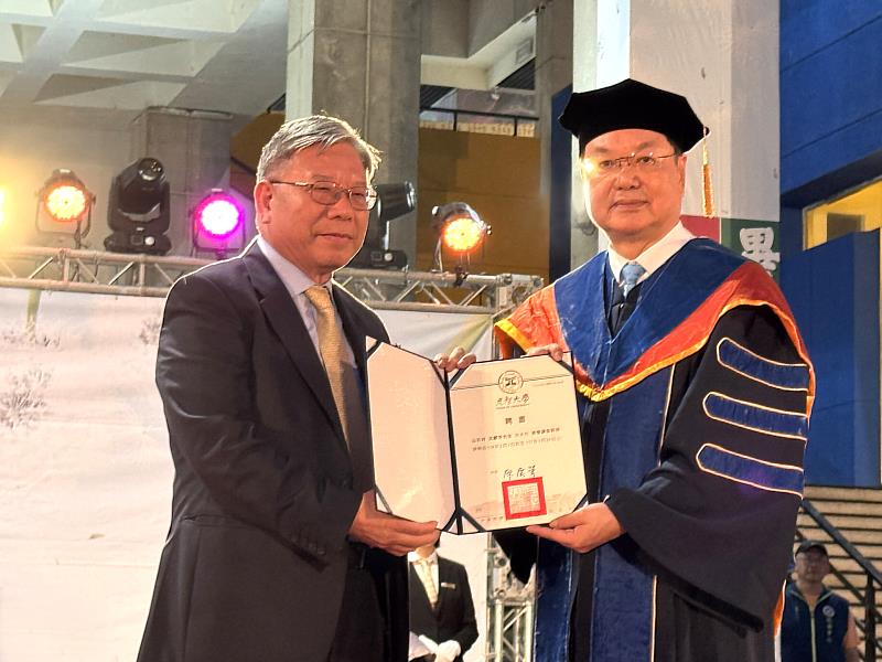 元智大學廖慶榮頒榮譽講座教授予臻鼎科技沈慶芳董事長（左）