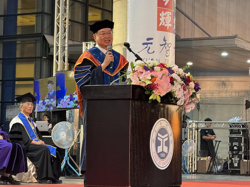元智大學校長廖慶榮勉勵畢業生,唯有「高度自律」才能脫穎而出
