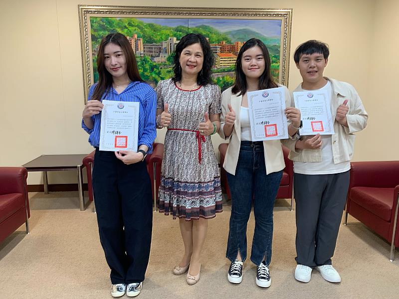 中臺科大陳錦杏校長親自致贈護理系同學獎狀