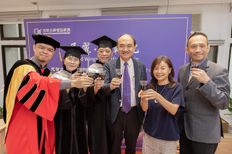 元智大學企業管理博士（DBA）學程首屆博士畢業生鄭如明博士（左三），以及廖宜邡博士（左二），與師長合影