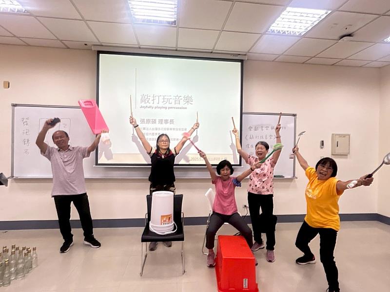 學員運用自製樂器帶來精彩的音樂表演