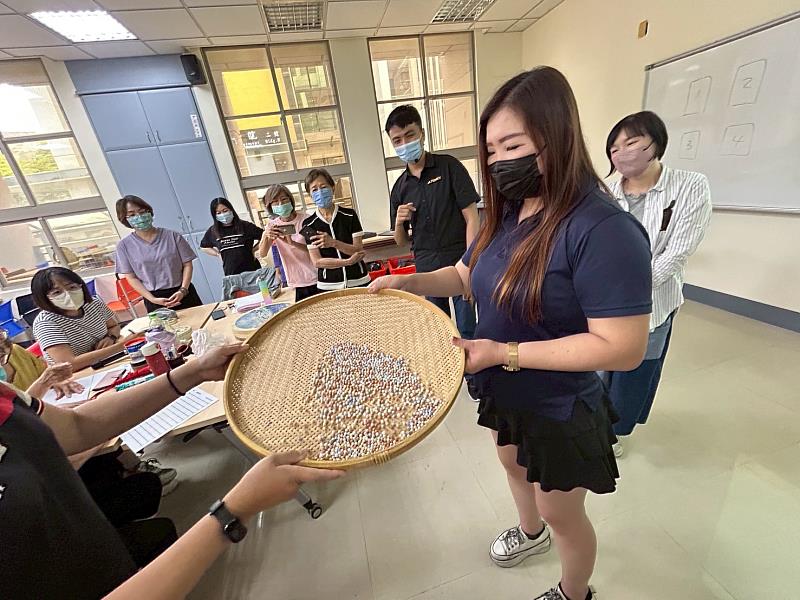 講師張原碩在米篩中放入園藝用的陶石，在滾動中製造海浪聲的音效