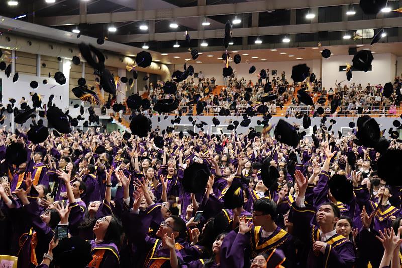 長庚大學以歡樂的拋帽儀式為畢業典禮畫下圓滿句點。
