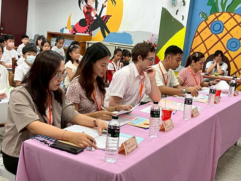 評審仔細聆聽參賽者朗讀內容
