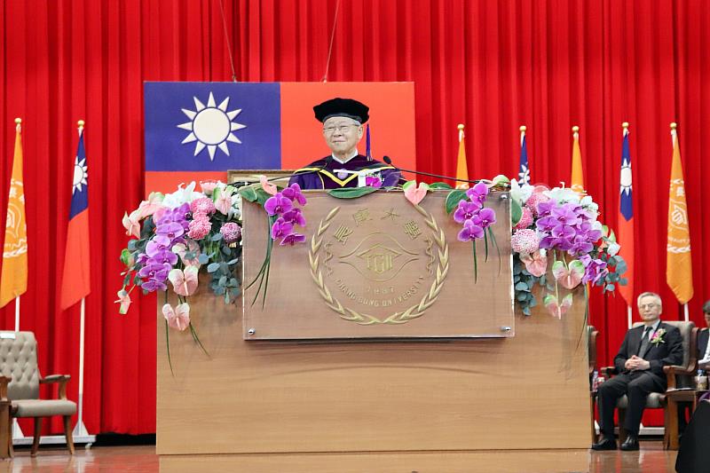 湯明哲校長期許畢業生在AI的時代成為一個有溫度的人。
