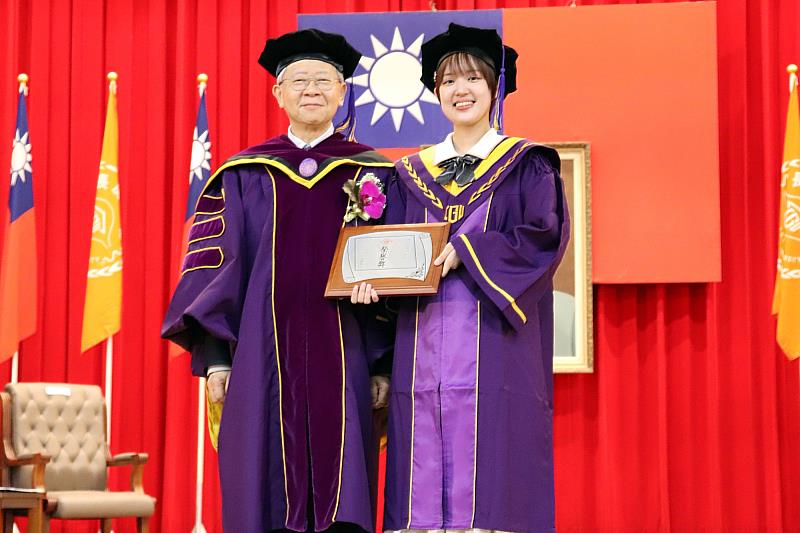 湯明哲校長(圖左)頒發畢業生代表榮譽獎給工商管理學系邱璿紜同學(圖右)。