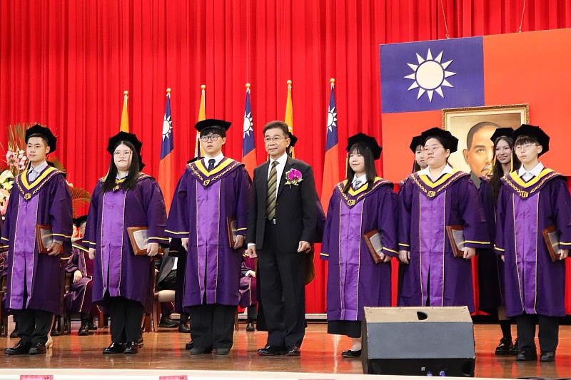 台塑企業林善志總經理(前排圖中)頒發大學部學業優良獎並與獲獎學生合影。