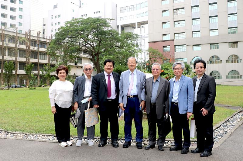 蔡長海董事長、林昭庚院士、洪明奇校長與校院主管合影。