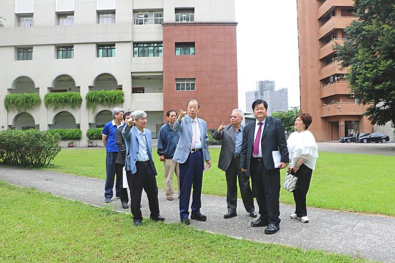蔡長海董事長偕同洪明奇校長與校院主管連袂參觀英才校園景觀新風貌，喜悅之情溢於言表，由衷感謝林院士對母校的付出與貢獻。