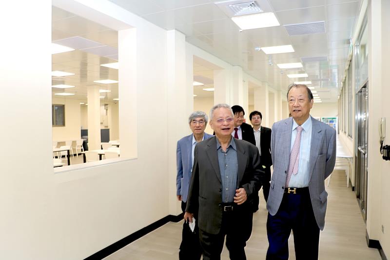 蔡長海董事長巡視英才校區實驗大樓1樓增設的休憩區環境。