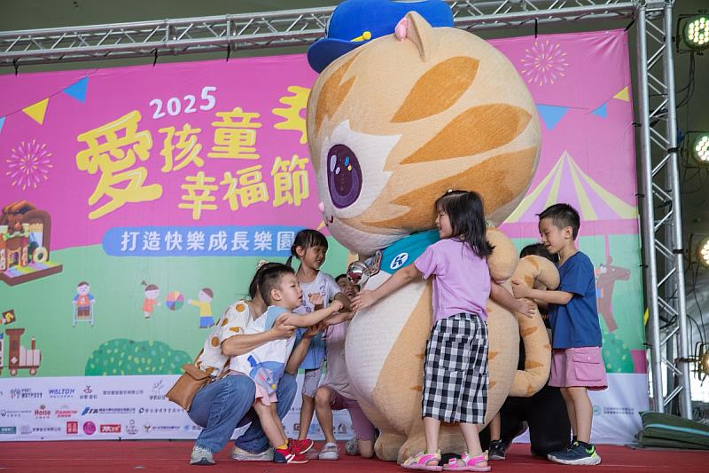 主辦單位邀請大蜜柑站台，給慢飛天使一個抱抱