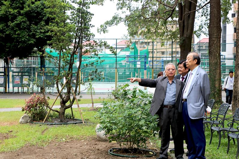 林昭庚院士向蔡長海董事長介紹美化校園設施。
