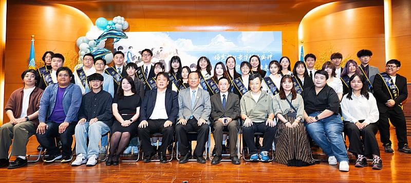 師長們與26位「華岡青年」合影。
