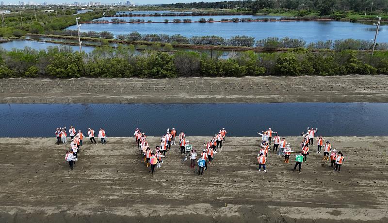 全球首創的「台灣大藍碳 紅樹林復育計畫」首波植樹行動正式啟動，由50名台灣大志工與研究團隊種下1,200株欖李樹苗，計畫於三年內完成3,000株紅樹林復育。