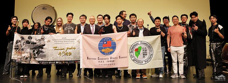 張良民（左8）特地觀賞來自臺灣「十鼓擊樂團」的精彩表演