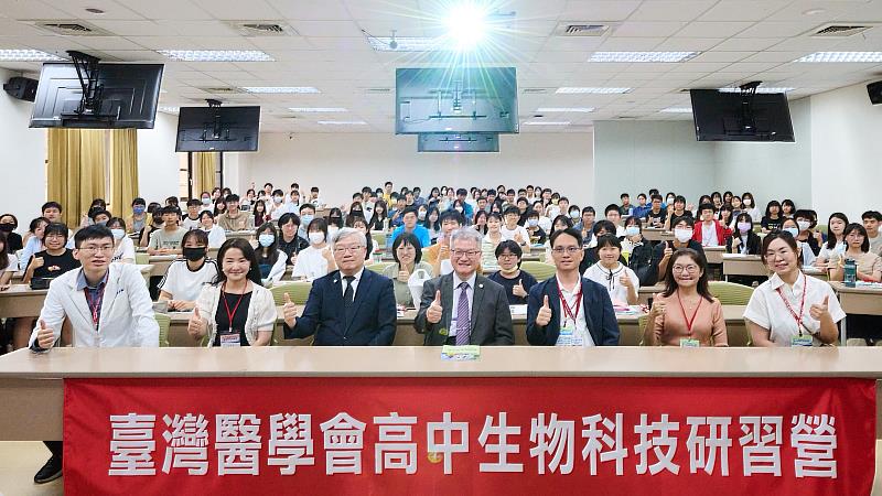 中山醫大校長黃建寧（前排左四）、副校長林俊哲（前排左三）與校內師長出席「2025高中生物科技研習營」，與參與的高中生合影。