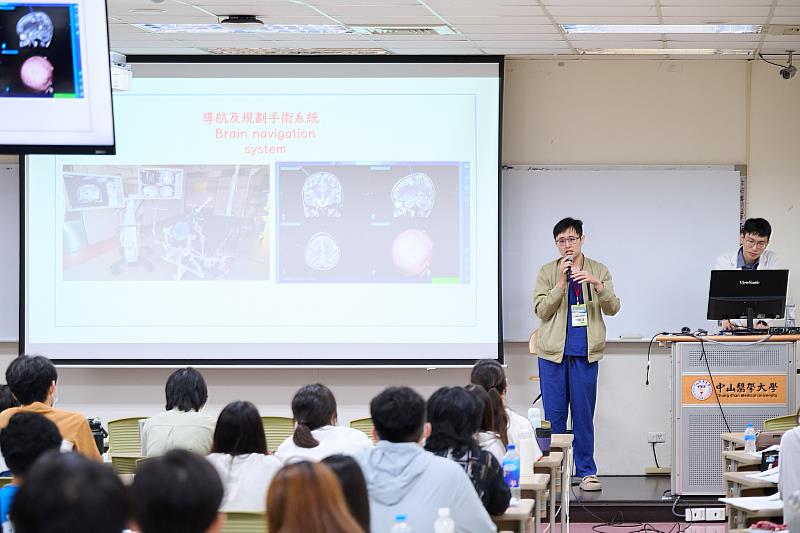 神經外科醫師陳建翰(右)與蔡裕鴻引導學生模擬急診情境，體驗醫療判斷與臨床溝通的挑戰。