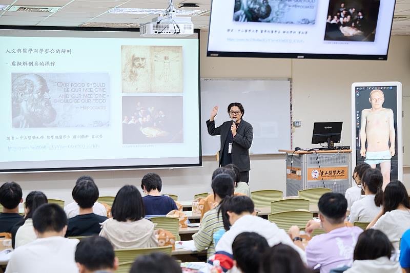 解剖學科主任曾拓榮教授帶領「人文與醫學科學整合的解剖──虛擬解剖桌的操作」課程