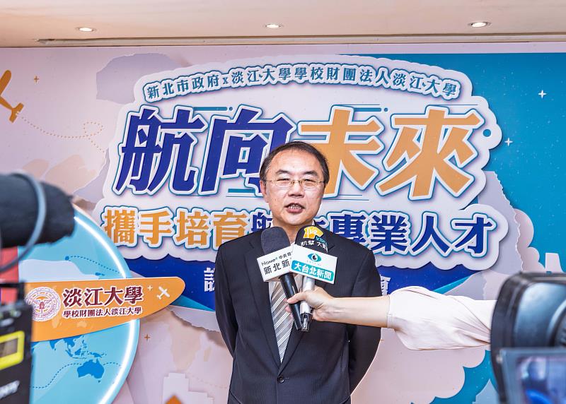 淡江大學行政副校長林俊宏於記者會後接受媒體聯訪。（圖／淡江大學提供）