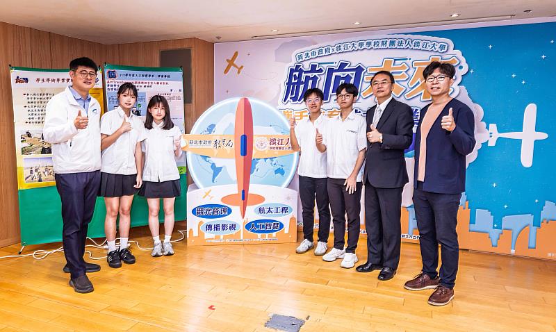 淡江大學行政副校長林俊宏（右2）與竹圍高中校長楊耀焜（左1）及協助拍攝課程開設影片的4位高中生合影。（圖／淡江大學提供）