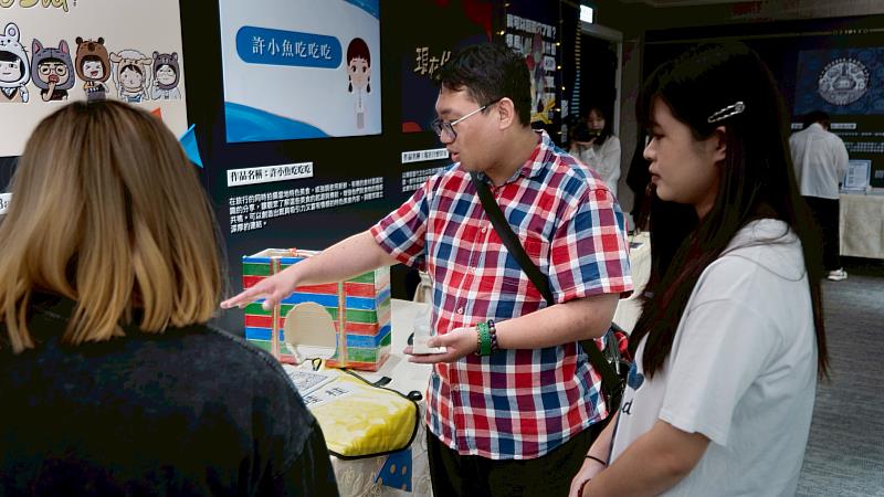 南華大學傳播系舉辦「電播傳導」畢業展，許多師生及民眾皆踴躍前往參觀，給予學生加油打氣。