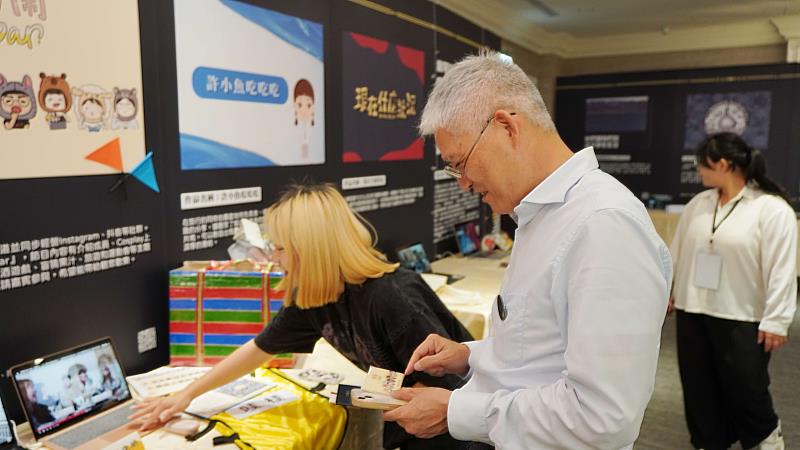 南華大學傳播系舉辦「電播傳導」畢業展,高俊雄校長親臨會場參觀並勉勵學生。