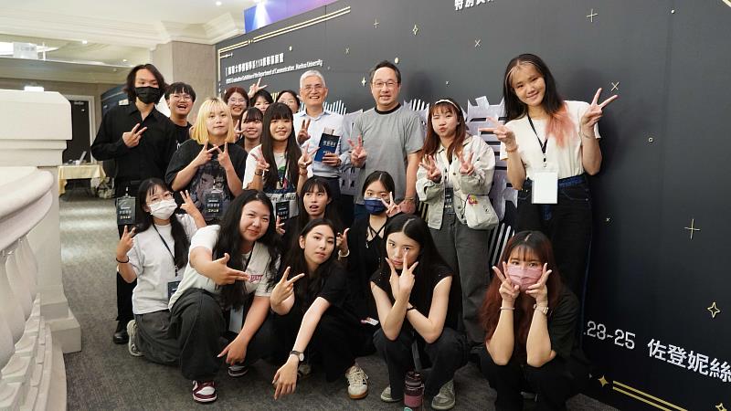 南華大學傳播系舉辦「電播傳導」畢業展，高俊雄校長(站立者右4)，與傳播系黃彥穎副主任(站立者右3)蒞臨參觀並與學生合影留念。
