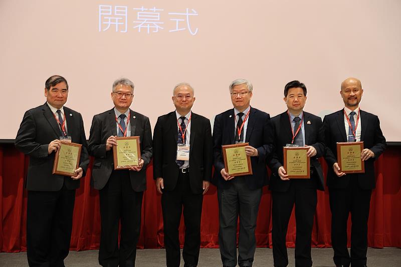 臺灣醫學會理事長吳明賢頒發感謝狀予中山醫大承辦團隊，圖左起為蔡明哲、黃建寧、吳明賢、林俊哲、張基晟與宋賢穎。