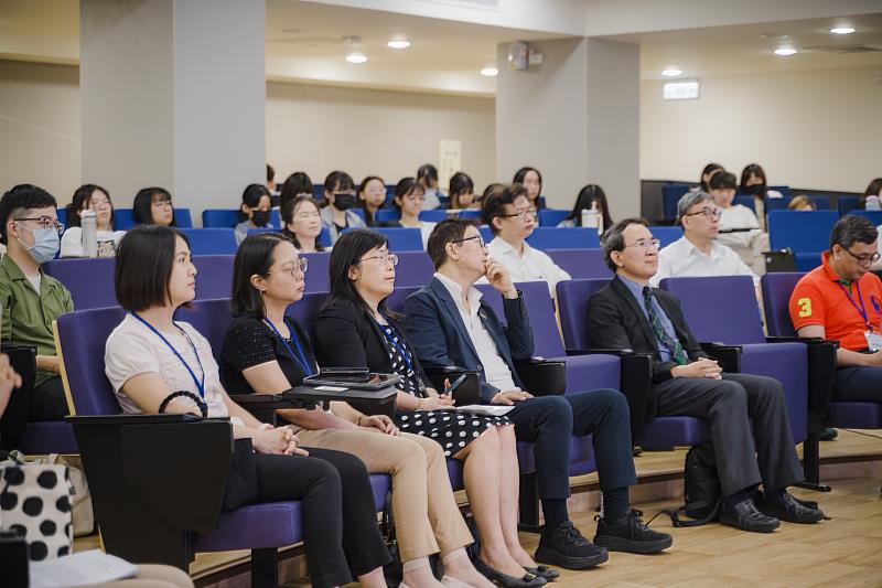 北商大希望藉由舉辦學術研討會，搭建一個產官學深度對話的交流平台。