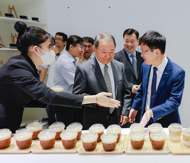 林佩嫻(左1)參與台灣松下集團 Panasonic 產學合作捐贈典禮，接待校內外多位長官與貴賓