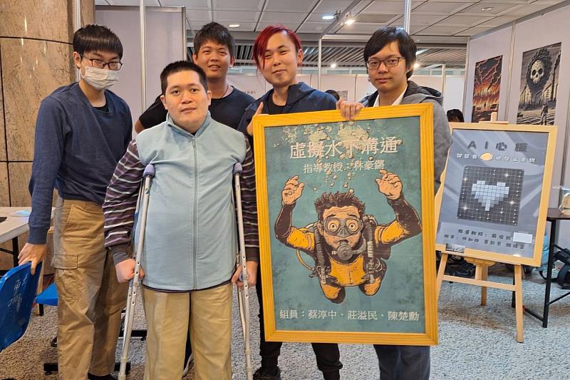 詹博丞博士生(前排1)與數位學習科技學系同學合影，記錄對教育科技議題共同關心的時刻