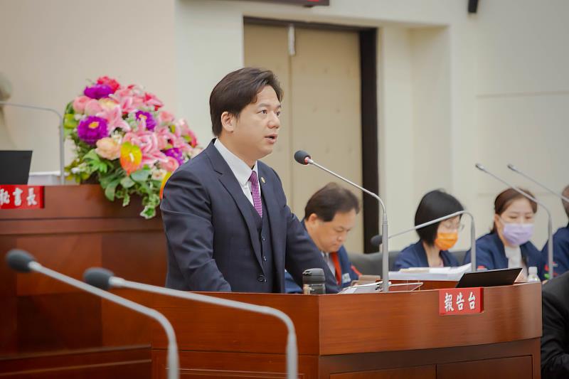 邱臣遠代理市長赴市議會施政報告，全力邁向「安居科技城、幸福真永遠」的城市願景。