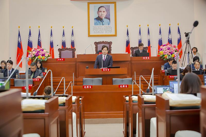 邱臣遠代理市長赴市議會施政報告，全力邁向「安居科技城、幸福真永遠」的城市願景。