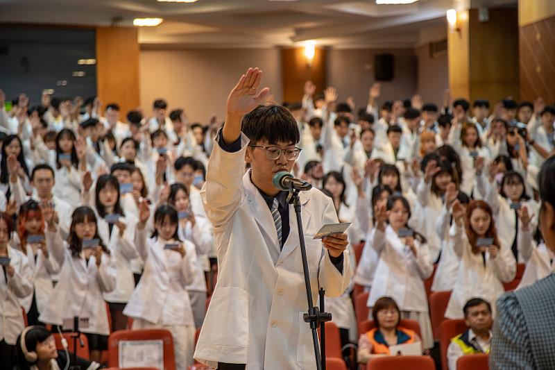 藥學系系會長陳煒翔帶領全體實習生宣讀藥師誓詞