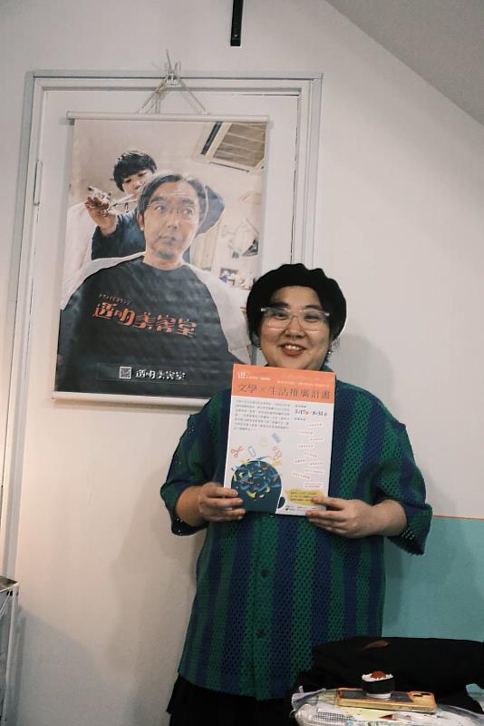 2025臺南文學季推出「文學×生活推廣計畫」，攜手十間風格各異的在地店家，將臺南文學置入理髮廳及美容院的空間。(圖：透明美容室老闆莉奈)