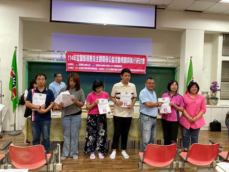 宜蘭縣救國團總幹事曾祈勝頒發研習時數證明