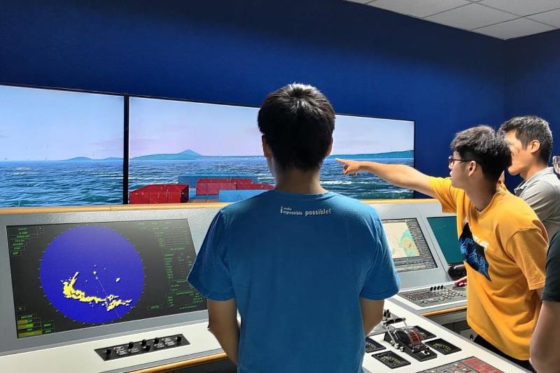 透過多功能操船模擬機(BRM)系統學生能練習各種天氣、海浪、進出港等情境