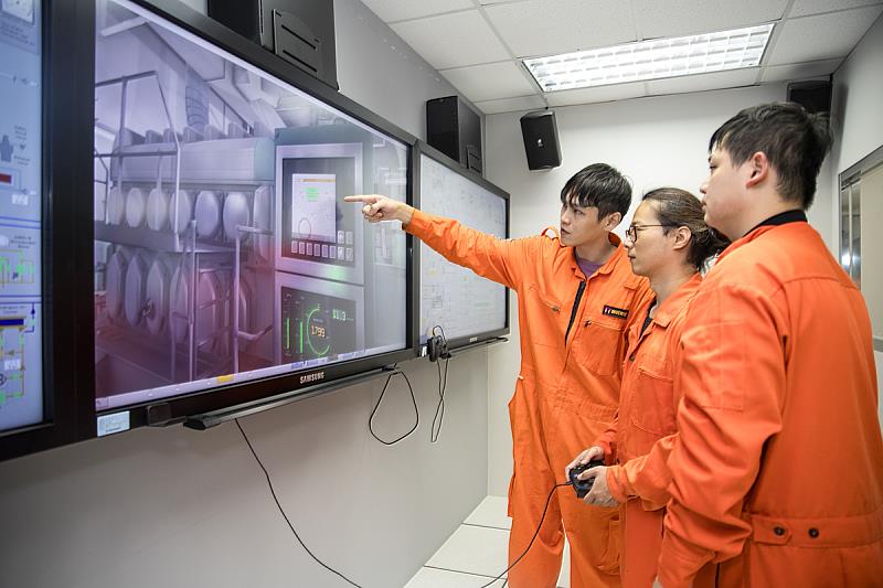學生透過模擬了解各種船上的機械運作與維修