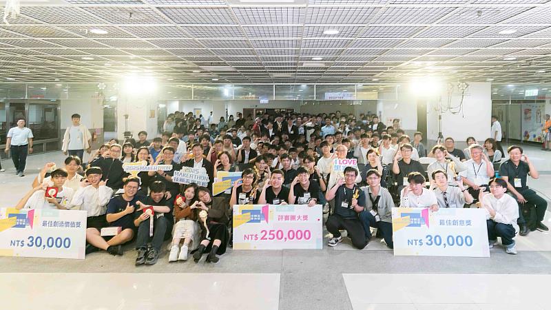2025技職盃黑客松全國賽24日（週六）在國立高雄科技大學熱鬧落幕。歷經26小時的馬拉松創意實作競賽，25萬元的評審團大獎由台科大「會贏噢！」以「減碳。檢探」主題帶回家。高科大以創新創業為特色，已連續六年主辦黑客松全國賽，今年照例提供創夢工場完善的專業設備以及試作支援，幫助參賽學生將創意概念轉化為實作內容。