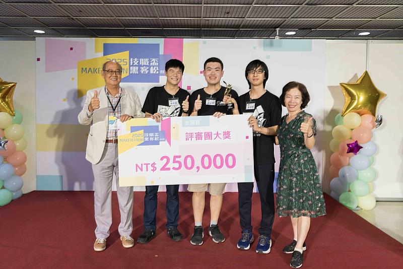 24日（週六）夜間結束26小時的馬拉松式競賽，2025技職盃黑客松教育部不僅提高評審團大獎獎金，技職司長楊玉惠(圖右)也親自出席夜間的頒獎儀式，勉勵台科大隊伍贏得競賽最大獎。台科大隊伍「會贏噢！」團隊學生共三人均為全球發展工程學士學位學程學生：俞詠翔、吳孟軒、楊堇鉉。圖左為暉華工業(股)公司董事長盧福淇。