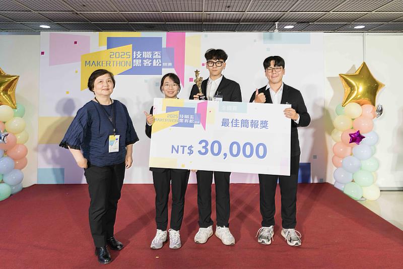 高科大隊伍「Banana」以「模組化振能回收球-顛簸之中有綠能的光-」贏得最佳簡報獎。團隊學生包含造船系、模具系、航管系：沈正賢、李穰益、張馨文。圖左為台灣全民食物銀行協會常務理事長古碧玲。