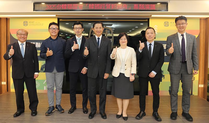 圖1-台韓聯誼會2025年專題演講會 貴賓合影(從左至右：IEAT黃文榮秘書長、慧緻國際林建儒總經理、元大證券韓國宋天豪常務、台韓聯誼會柯彥輝主委、經濟部國際貿易署戴婉蓉主任秘書、台韓聯誼會潘偉景副主委、KOTRA李領基館長)