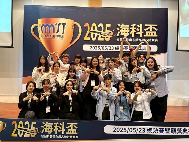 世新大學公廣系主任徐暄淯指導5組學生團隊合影紀念。（世新大學提供）