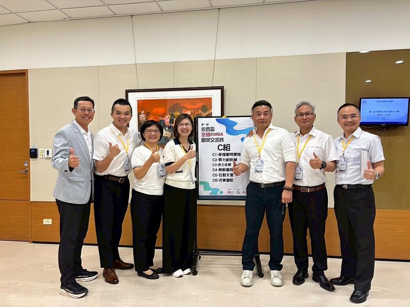 「石智天驚」隊伍與長榮大學EMBA執行長翁耀臨（左）合照