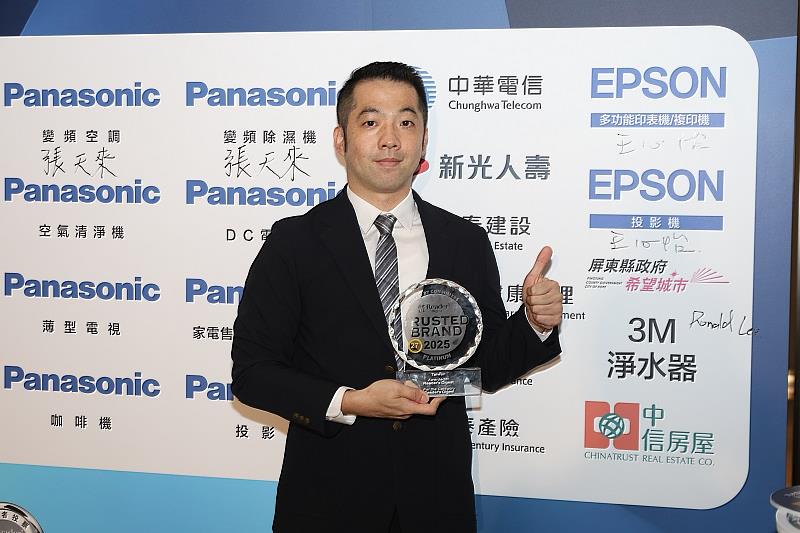 3M淨水器連續三年榮獲信譽品牌最高榮譽白金獎，由3M淨水器大中華區產品組合經理李文中代表授獎